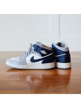 Nike Air Jordan Sneakers Blue Void Midnight Wolf 1 mid, big boy's shoes Size 6